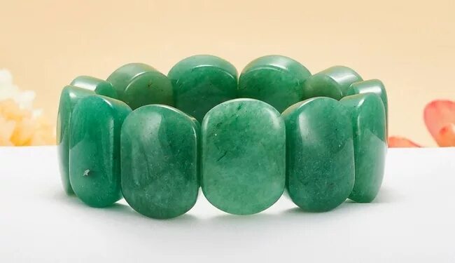 авантюрин зеленый. камень талисман авантюрин. авантюрин зеленый камень магические свойства. авантюрин камень натуральный зеленый. авантюрин таганаит.