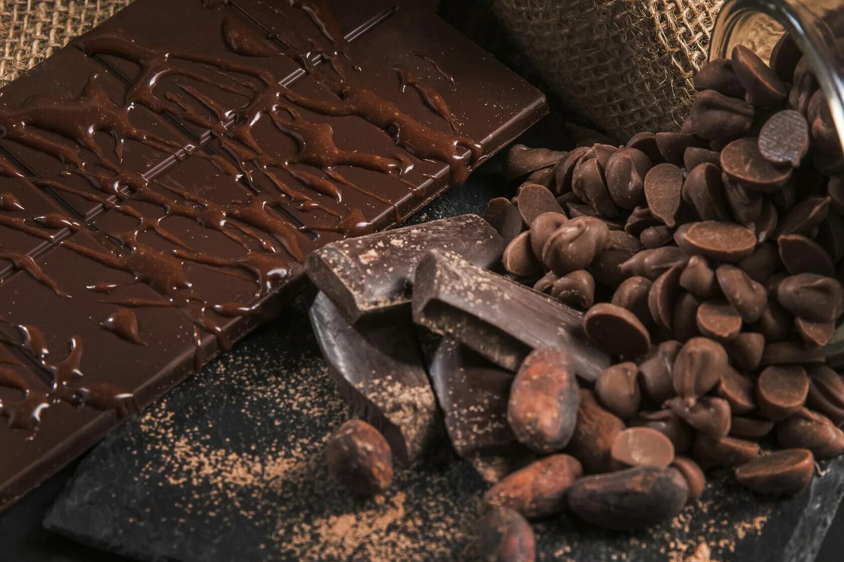 Темный шоколад. Кусочки шоколада. Шоколад текстура. Шоколадная волна.