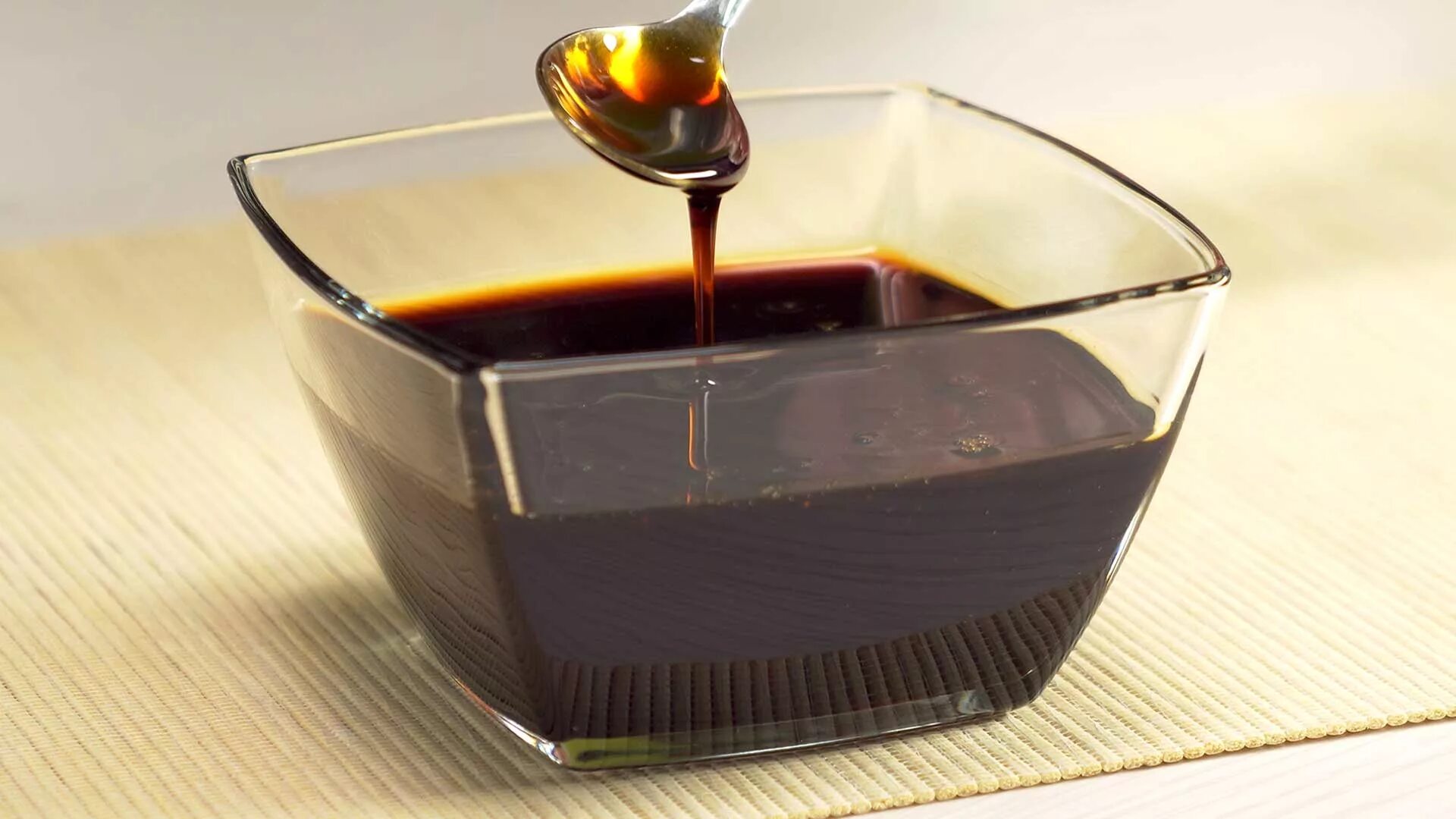 Японский соус для роллов. Соус из саке сахара и специй. Блюда с соевым соусом. Готовый соус для роллов. Соусы для японской кухни.