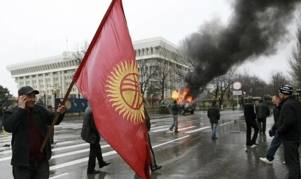 Революция тюльпанов в киргизии. Революция кыргызстан 2010. тюльпановая революция в киргизии 2005. дынной революции в киргизии 2010. 7 апреля революция бишкек.