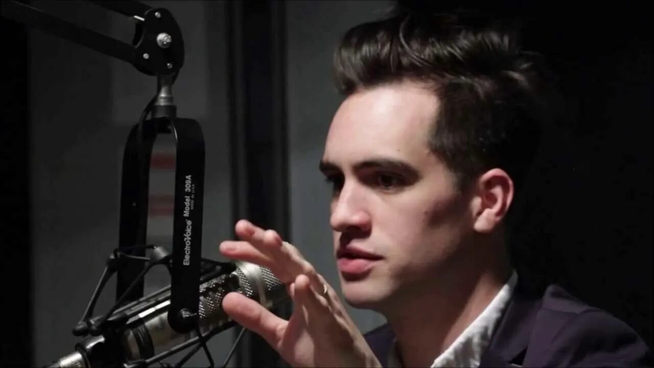 Panic at the disco lying is. Брендон ури. panic at the disco солист. panic at the disco gospel. брендон ури молодой.