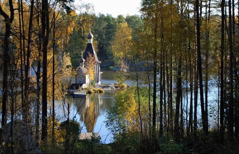 Церковь на берегу озера. Храм Андрея Первозванного на реке Вуокса. Храм Андрея Первозванного на Вуоксе Ленинградская область. Приозерский район...Вуокса...храм Андрея Первозванного. Церковь Андрея Первозванного в Карелии.