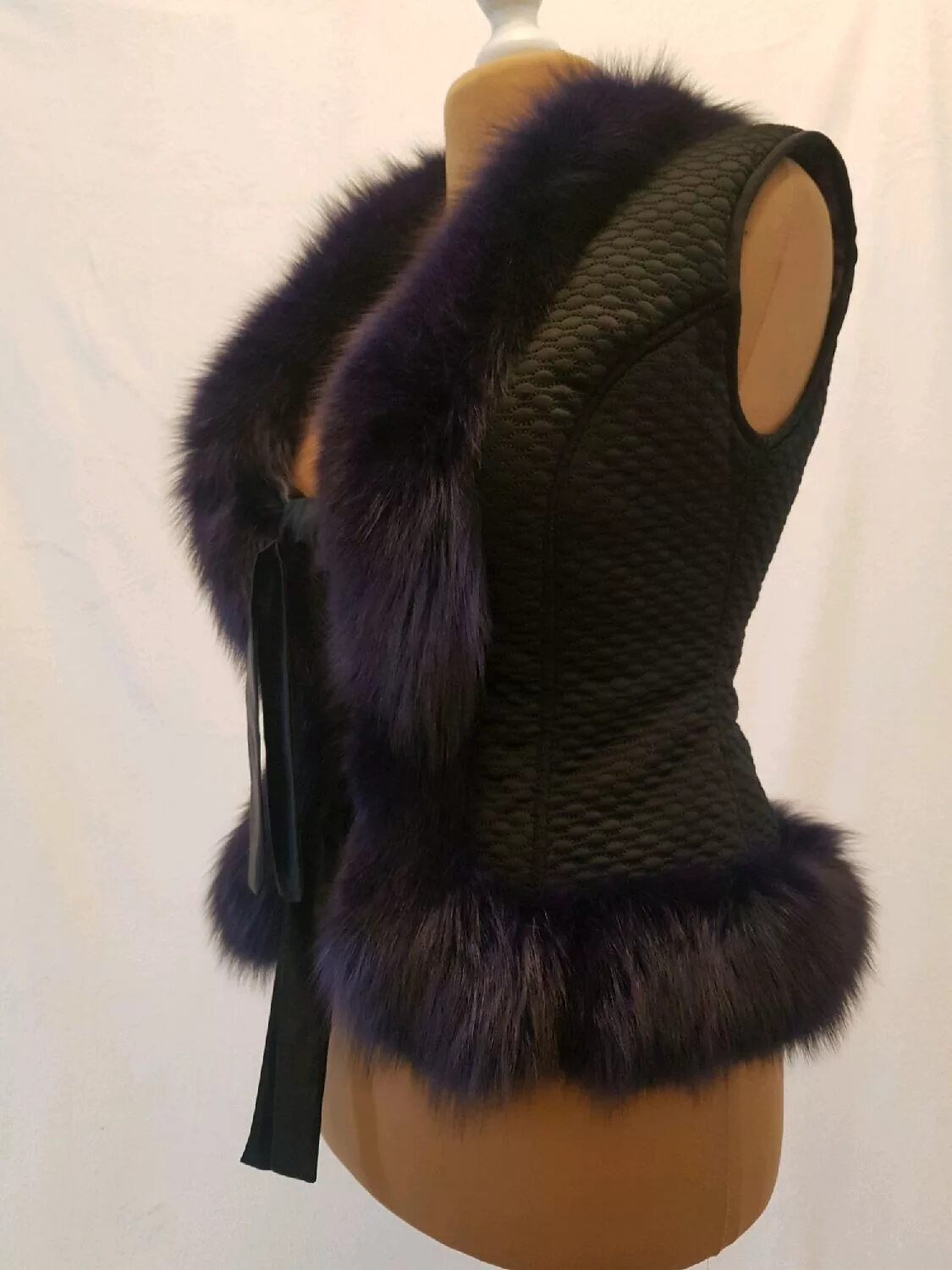 Норковый жилет. Жилетка черного цвета. Жилетка отделанная мехом. Жилетка с мехом. Меховая жилетка.