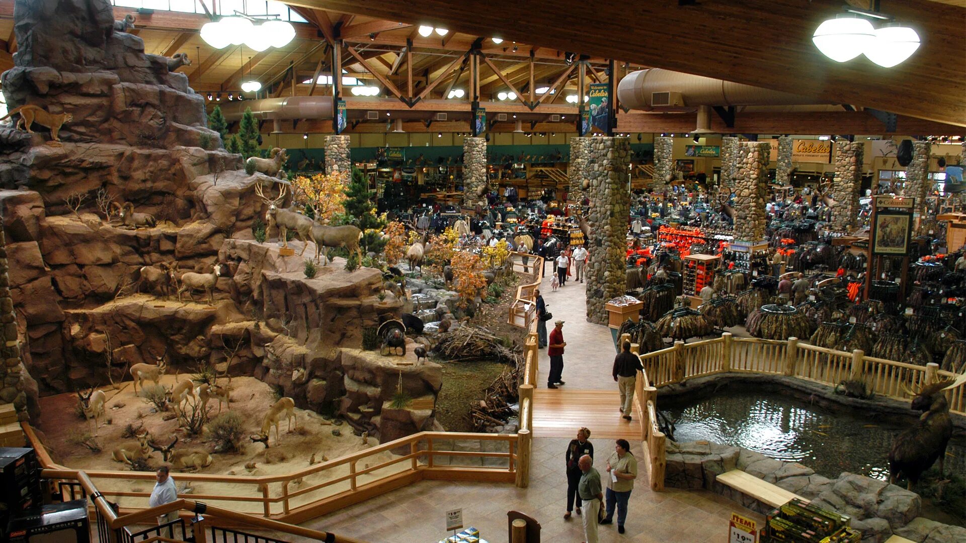 Кабелас магазин. Cabelas магазин. Bass Pro shops интерьер. Cabelas интерьер. Bass pro shopping