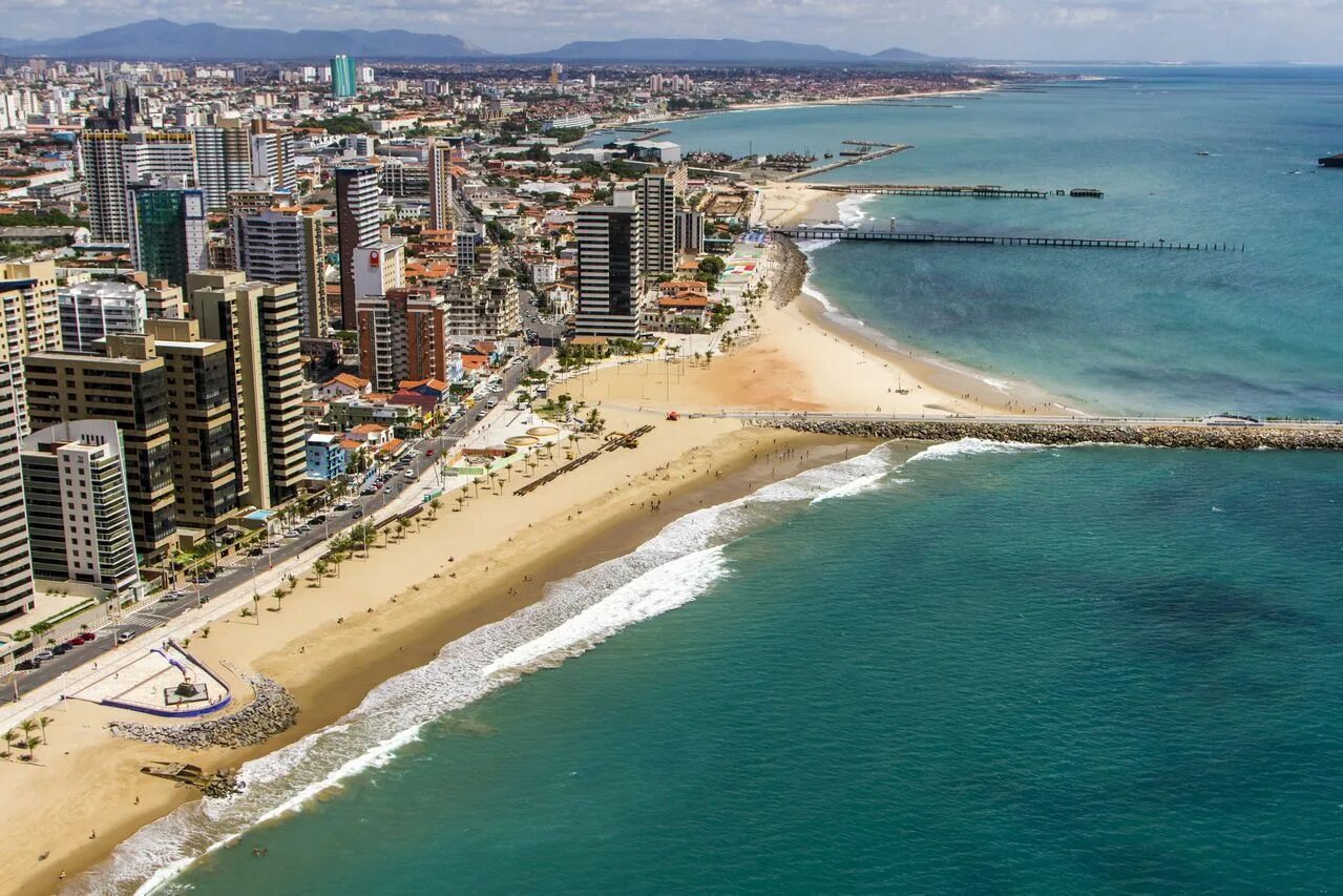 Самые крупные города бразилии. Форталеза Бразилия. Город Форталеза Бразилия. Форталеза Бразилия достопримечательности. Пляж Форталеза, Бразилия.