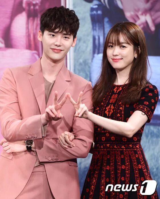 Идея двух миров. Lee Jong Suk and Han Hyo Joo. Хан хё-Джу меж двух миров. W меж двух миров Хан Хе Джу. Кан Чоль и о Ен Джу.