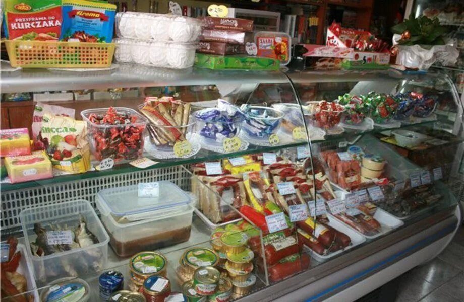 Продажа через прилавок. Ходовой товар в продуктовом магазине. Выкладка товара в магазине продуктов. Самый ходовой товар в продуктовом магазине. Прилавок продуктового магазина.