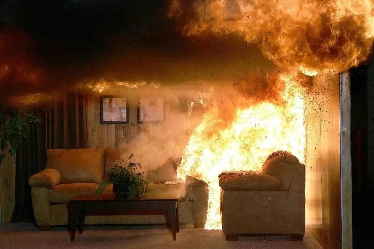 Пожар в квартире. Комната в огне. Пожар внутри здания. Пожар в комнате. Горение внутри