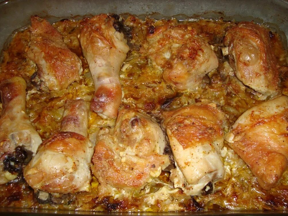 Курица запеченная на капусте в духовке. Вторые блюда с окорочками. Идея ужин с окорочками. Окорочка с картошкой в духовке с хрустящей корочкой. Курица в духовке.