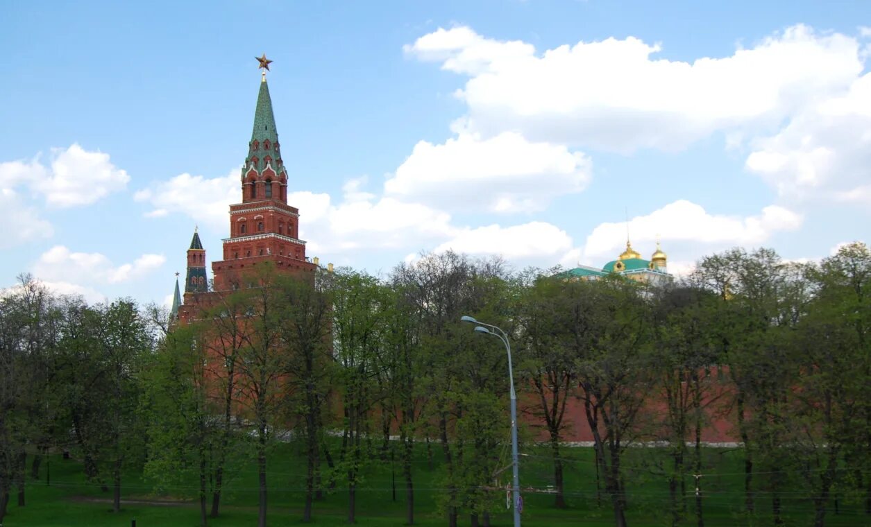 Боровицкий холм в москве. Боровицкая (Предтеченская) башня. Боровицкая башня Московского Кремля. Боровицкие ворота Кремля. Александровский сад Боровицкая башня.