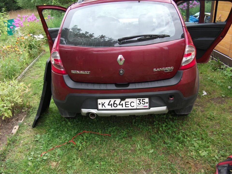 Купить задний бампер сандеро. Накладка бампера Сандеро степвей 1. Накладка на Renault Sandero (2010-2014). Задний бампер Рено Сандеро степвей 1. Багажник Рено Сандеро 1.