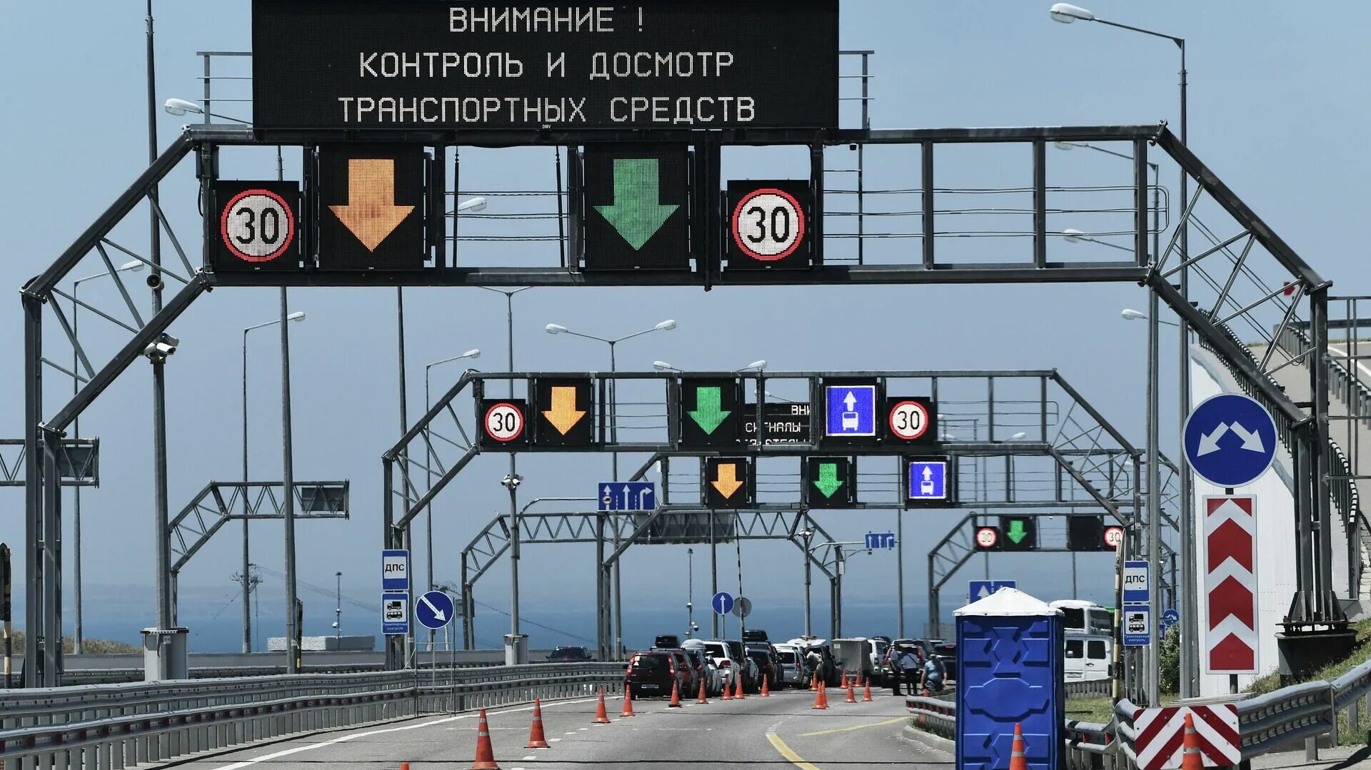 Есть ли очередь на крымском мосту. Въезд на крымский мост. пункт досмотра крымский мост. пробка на крымском мосту. ситуация на крымском мосту.