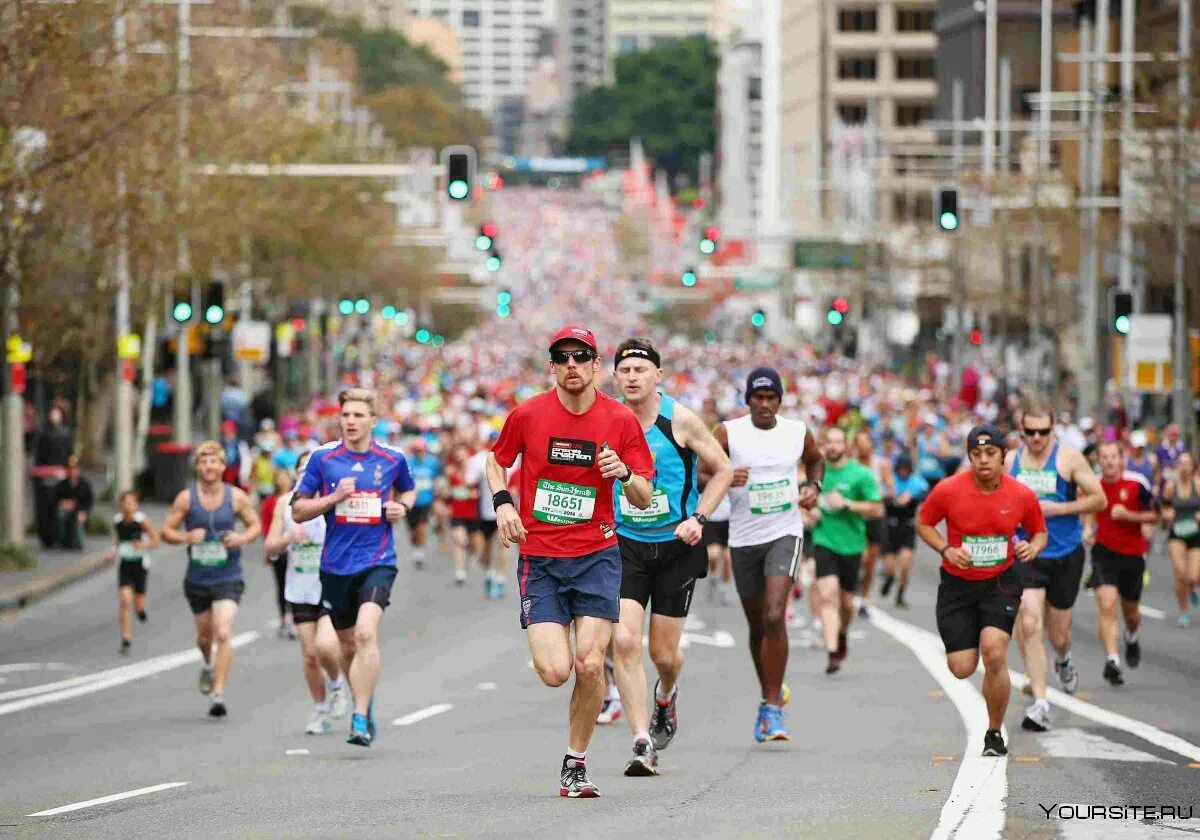 Сколько то бегут. Легкая атлетика марафонский бег. Марафон (the Marathon). Марафонский бег дистанция. Бегущий человек.