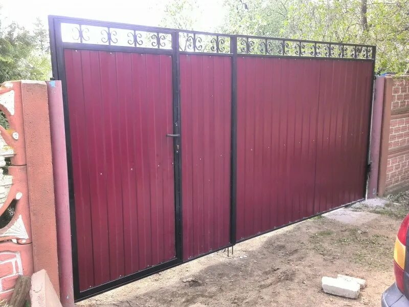 Ворота из профнастила с калиткой. Ворота из металлопрофиля фото. Ворота из профтрубы 40х40. Ворота из профлиста с калиткой. Ворота из металлопрофиля фото.