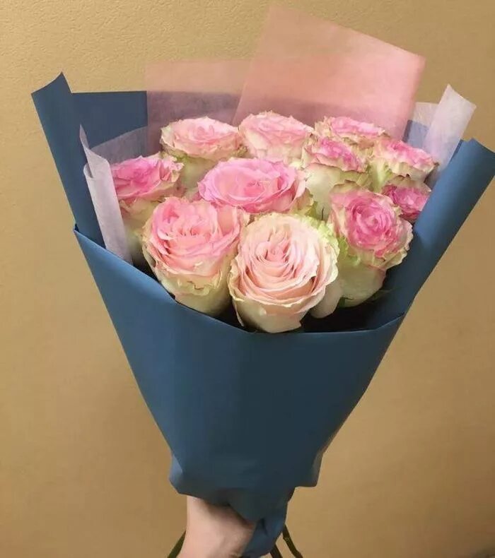 Коробки ереван. Розы в упаковке. Букеты из роз в упаковке. Розовые розы в упаковке. Красивый букет из 11 роз.