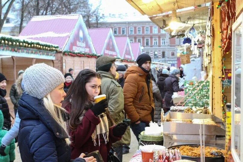 Рождественская ярмарка в спб адрес. Пионерская площадь Санкт-Петербург ярмарка. Пионерская площадь Санкт-Петербург ярмарка 2021. Ярмарка на Пионерской площади СПБ. Рождественская ярмарка на Пионерской площади.