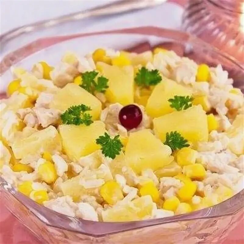 Пекинская капуста ананас курица. Салат с пекинской капустой кукурузой ананасами. Салат с пекинской капустой кукурузой ананасами. Пекинская капуста ананас курица. Салат с курицей и ананасами и пекинской капустой.
