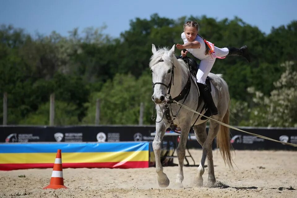 Кск прямая. ВДНХ конный спорт джигитовка. Джигитовка дети.