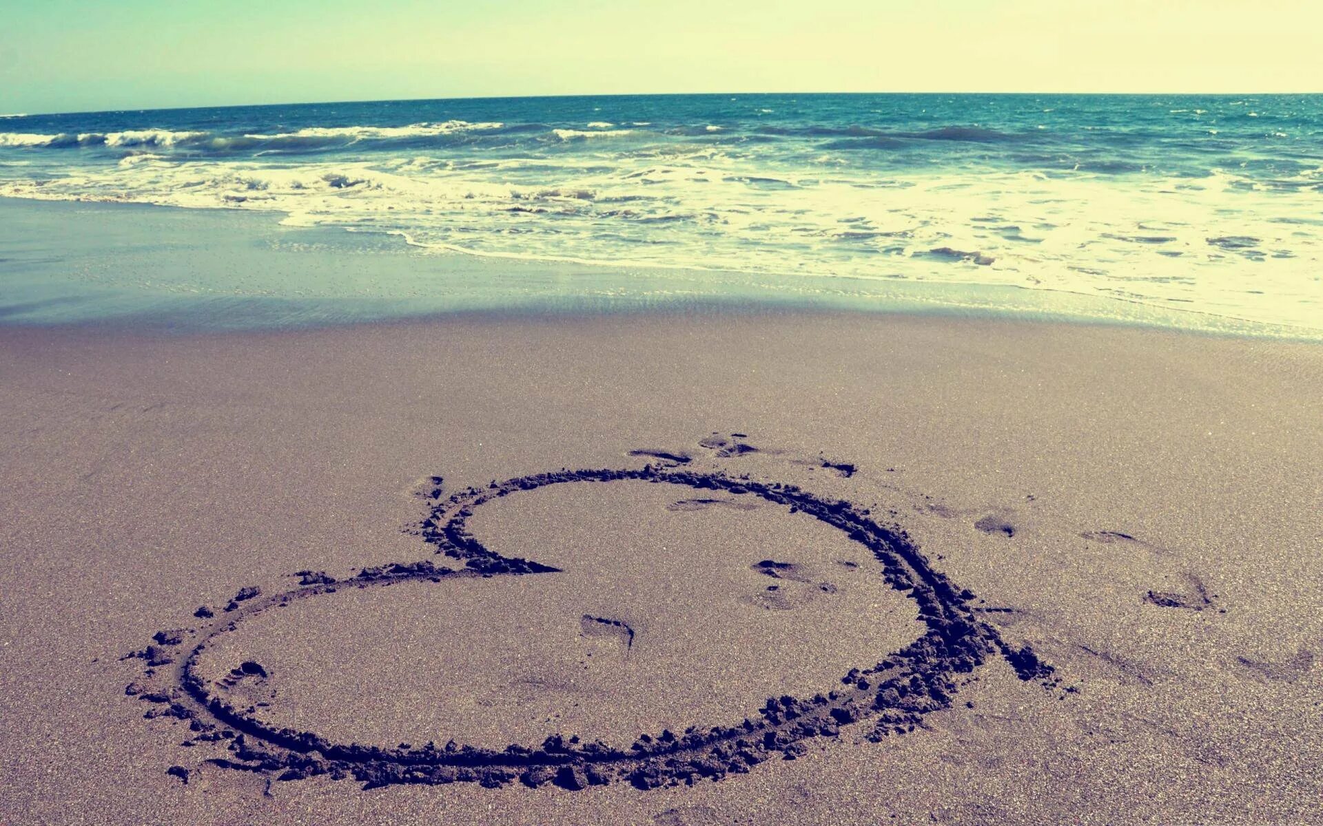 Лето забери туда где море море. Надпись на песке на море. Сердечко на песке у моря. Я люблю море. Море любви.