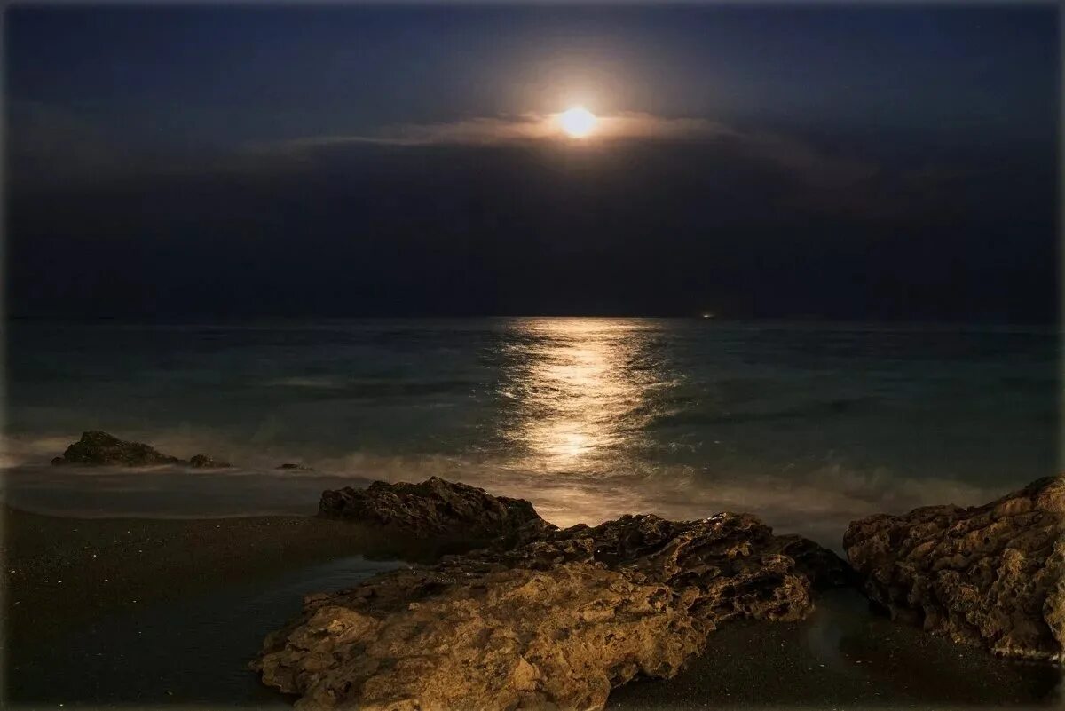 Картинки моря ночью. Луна над пляжем Ксерокамбос, Греция. Ночное море. Ночь в море. Красивое ночное море.