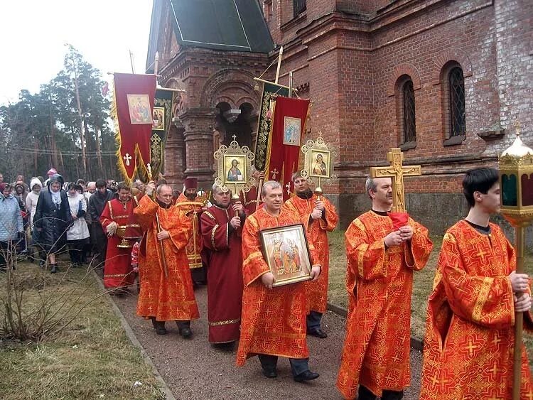 Крестный ход краснообск. Пасхальное богослужение крестный ход. Пасхальная заутреня крестный ход. Крестный ход вокруг церкви. Крестный ход вокруг храма.