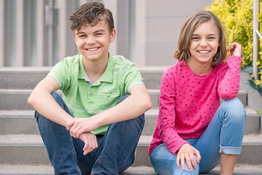 She and her older brother. Счастливые подростки. Счастливые подростки мальчик и девочка. Подростки мальчик и девочка 14 лет.