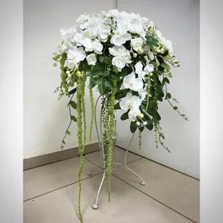 Наклонились вниз на длинном стебельке