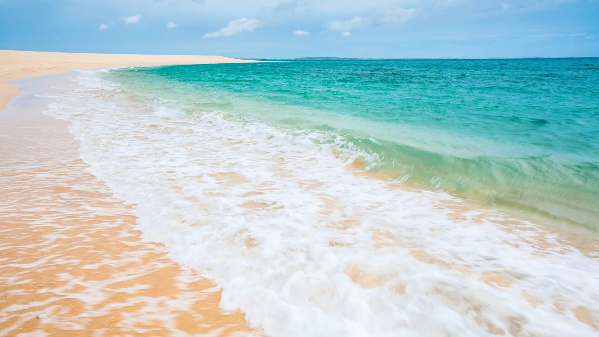 Обои рабочий стол 1920х1080 море. Море пляж. Море песок. Берег моря. Пляж море песок.