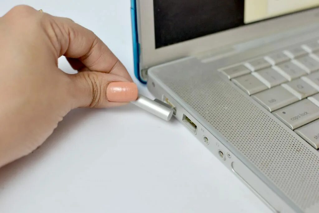 Макбук не заряжается аккумулятор. Батарея macbook 2025. батарей на макбук 2025. аккумулятор не заряжается macbook pro. зарядить батарею макбук напрямую.
