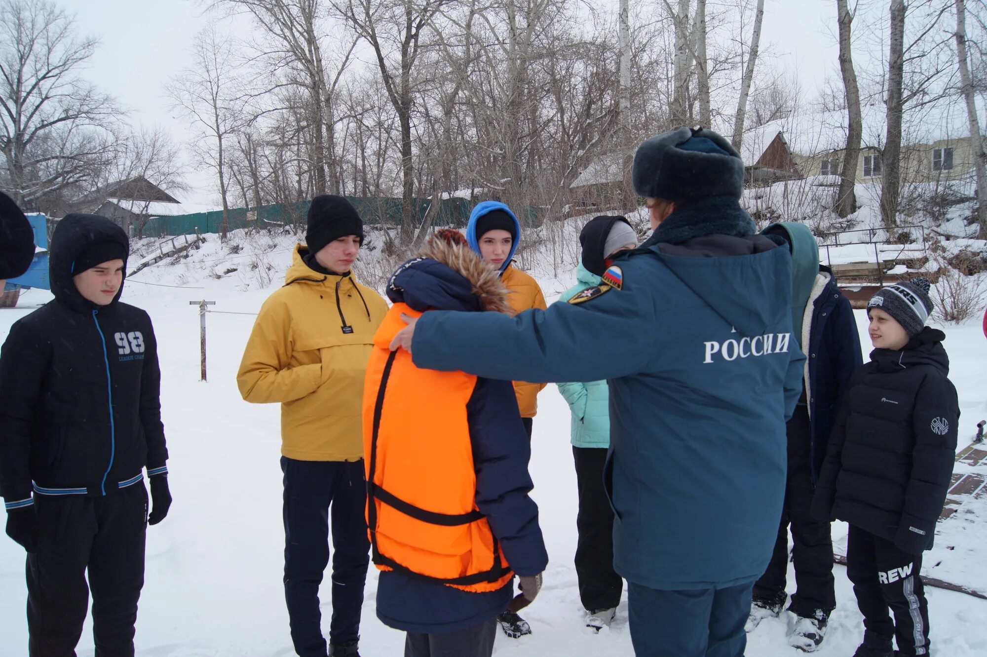 Главные 20 новости. Зимний костюм фото ГИМС МЧС синий с оранжевой вставкой.