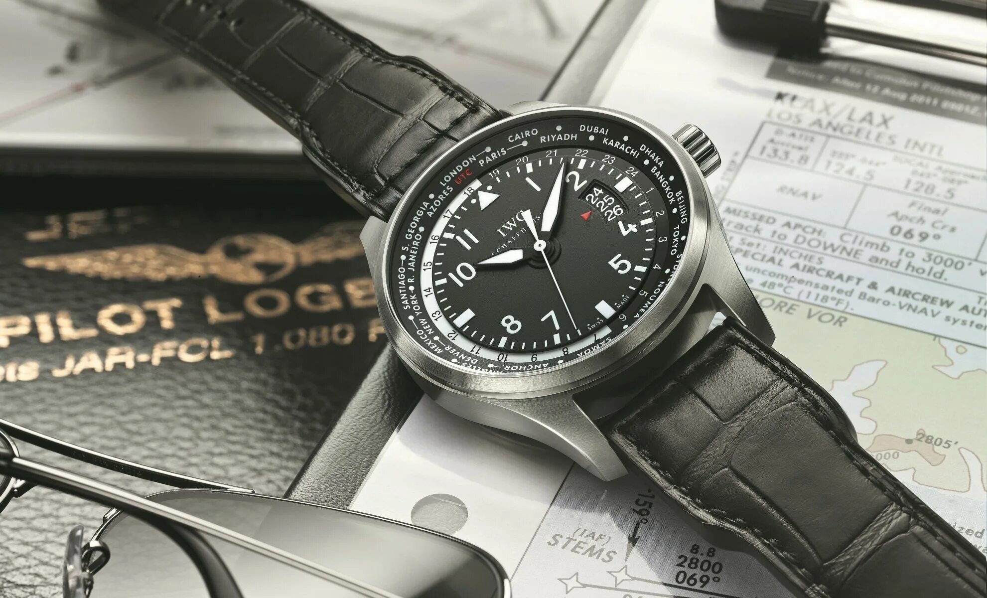 Часы с пароходом. Швейцарские часы IWC. Часы Aviator Hi Tech 30m. Часы наручные на столе. Наручные часы мужские на столе.