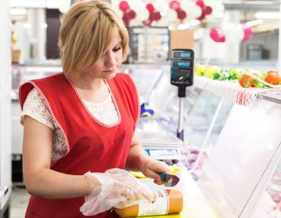 Продавец в продовольственном магазине. Продавец. продавец в магазине. продавец в продуктовом. продавщица в магазине.