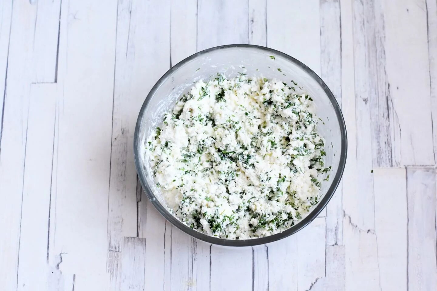 Мягкий сыр с зеленью и огурчиком. Сыр творожный виолетте 140 г. Сыр творожный almette с огурцами и зеленью 150г. Салат с огурцом творожным сыром. Сыр с огурцом и зеленью.