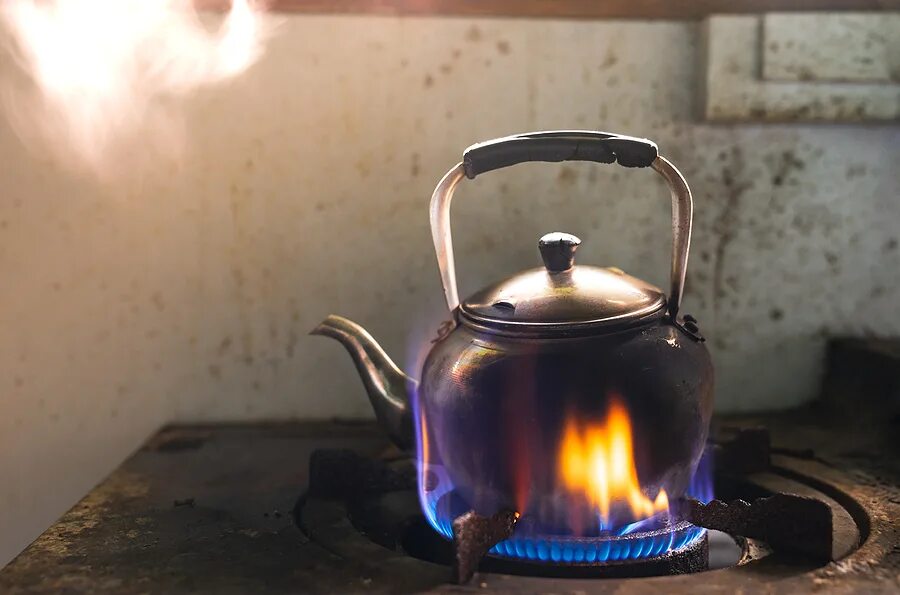 Почему горят чайники. Чайник для газовой плиты. Горящий чайник. Чайник на огне. Чайник пожар.