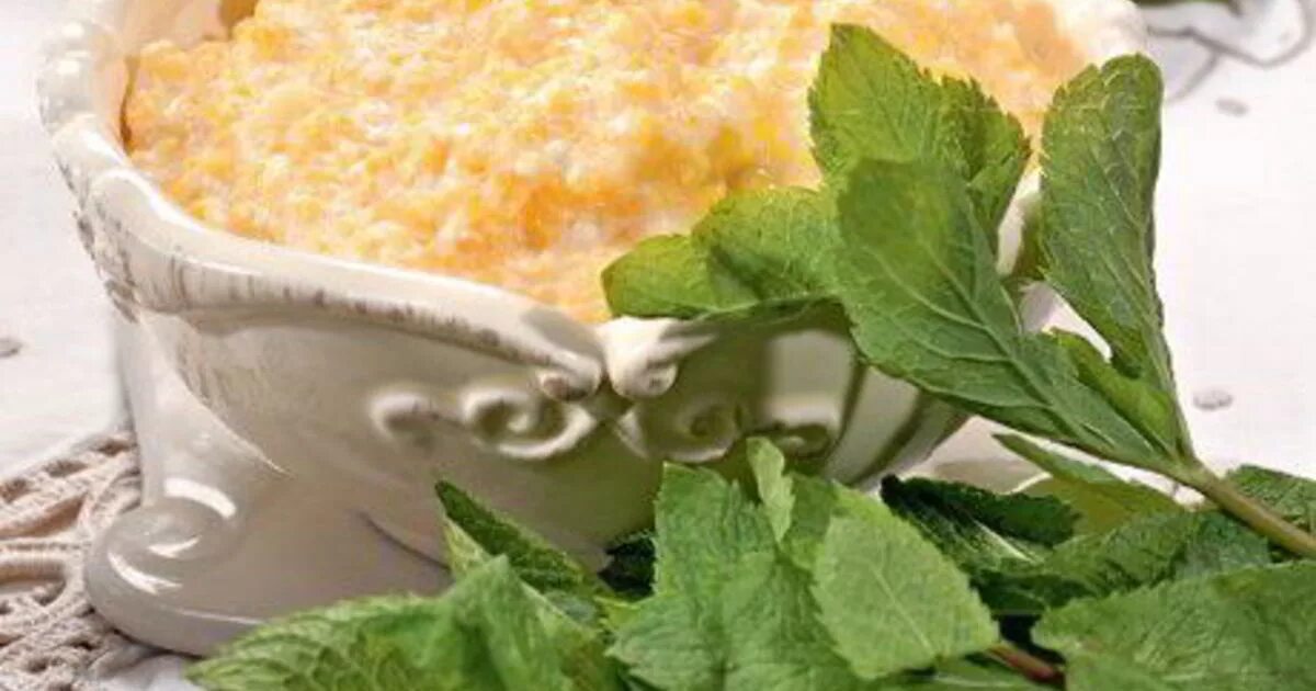 Рецепт каши с сыром. Овсяная каша с яйцом пашот. Кукурузная крупа с сыром. Сырная каша с пармезаном. Овсянка с сыром на завтрак.