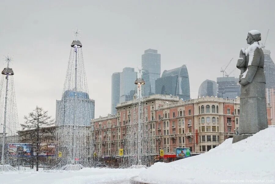 стелла на кутузовском проспекте. москва площадь дорогомиловская застава 1950. дорогомиловская застава 1812. обелиск «москва — город герой». кутузовский проспект с дорогомиловским стелла.