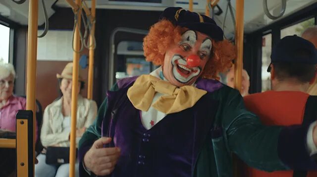 Автобус клоунов. Автобус с клоунами. Страшный автобус с клоунами. Клоуны на жёлтом автобусе. Американский автобус с клоунами.