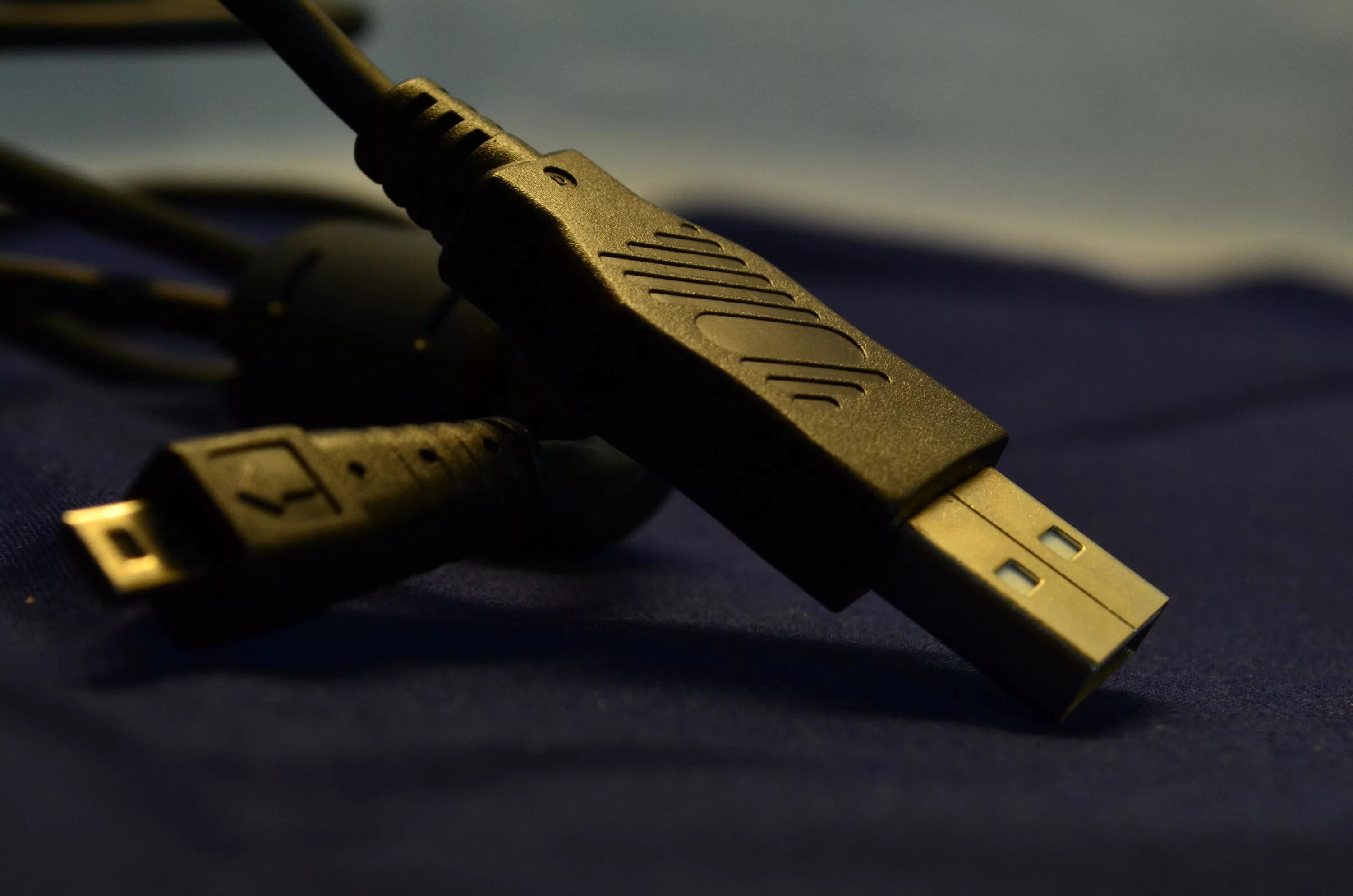 Usb фото. Жёлтый USB разъём. USB технология. USB кабель арт.