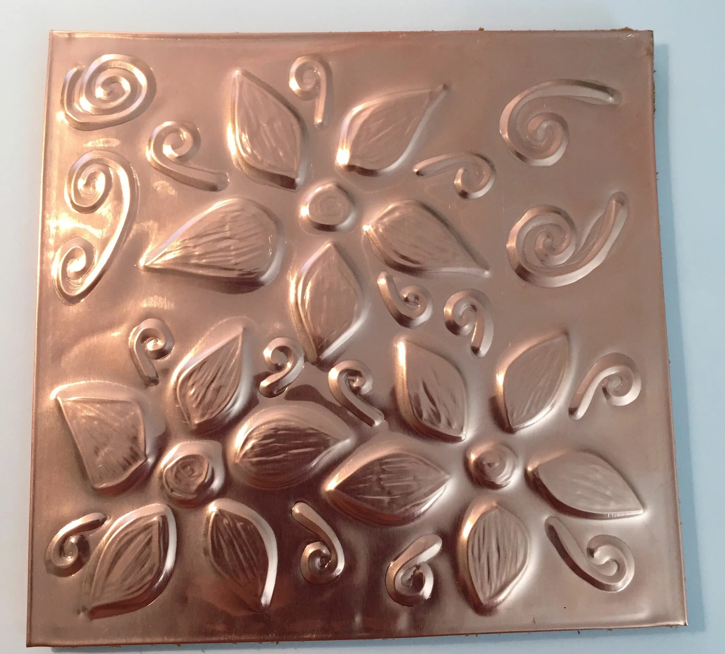рельефная чеканка по металлу. рельефное тиснение по фольге. чеканка тиснение. тиснение по фольге. тиснение фольгой.