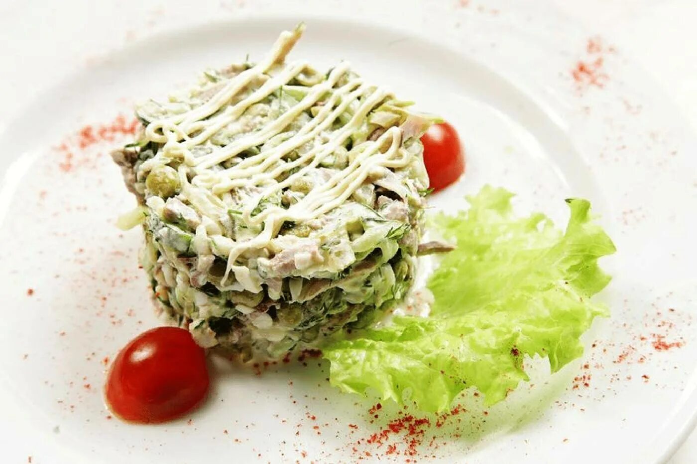 Салаты. Мясной салат. Салат с языком и овощами. Салат из языка с соленым огурцом.