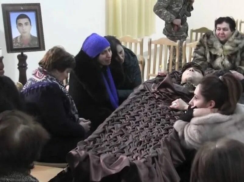 Ераблур армения кладбище 2022. Погибшие армянские солдаты в карабахе 2020. Ваграм вагресович хорхоруни. Умершие в армении. Похороны семьи аветисян.