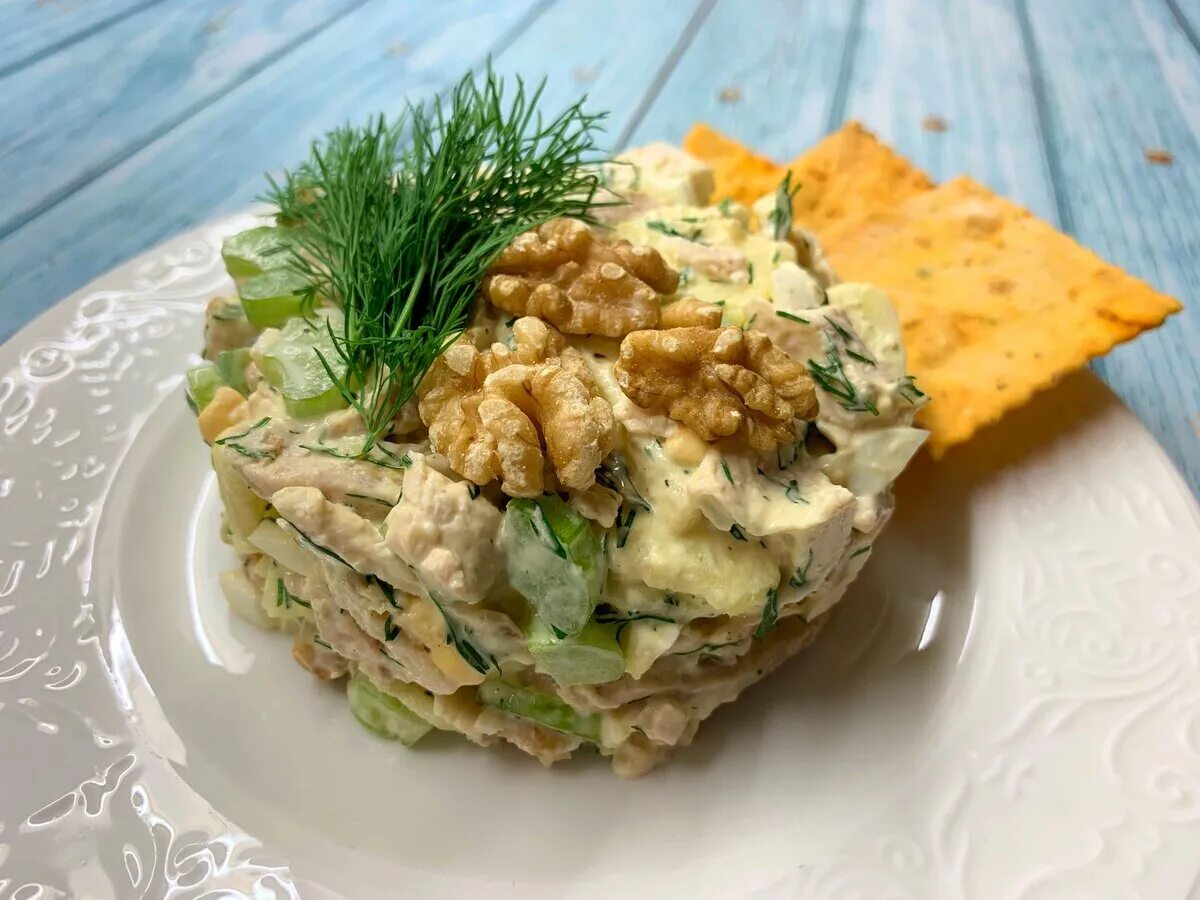 Салат курица яблоко яйцо. Салат с сельдереем и яблоком и курицей и орехами. Салат с сельдереем и яблоком и курицей. Салат с курицей и сельдереем. Салат сельдерей куриная грудка.