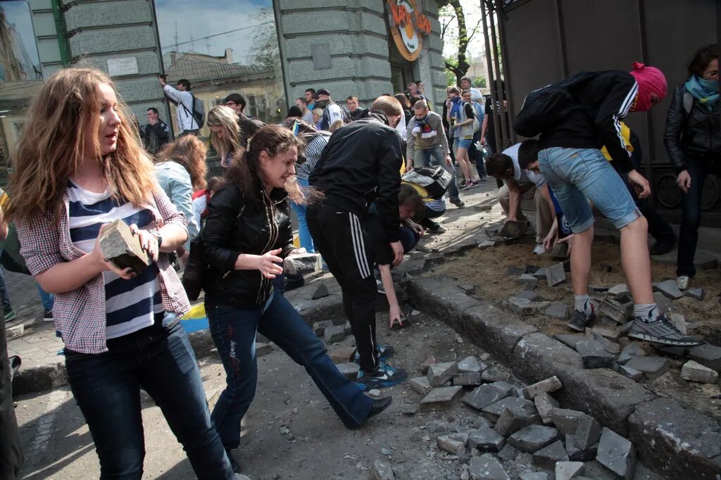 Одесса май 2014 дом профсоюзов. Дом профсоюзов в Одессе 2 мая 2014. Одесса 2015 дом профсоюзов. Майдан Одесса дом профсоюзов.