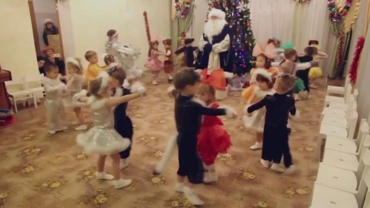 Помирились танец младшая группа. Новогодние танцы для троих детей. Новогодний танец для мл группы. Танец в детском саду поссорились. Парный новогодний танец в детском саду.