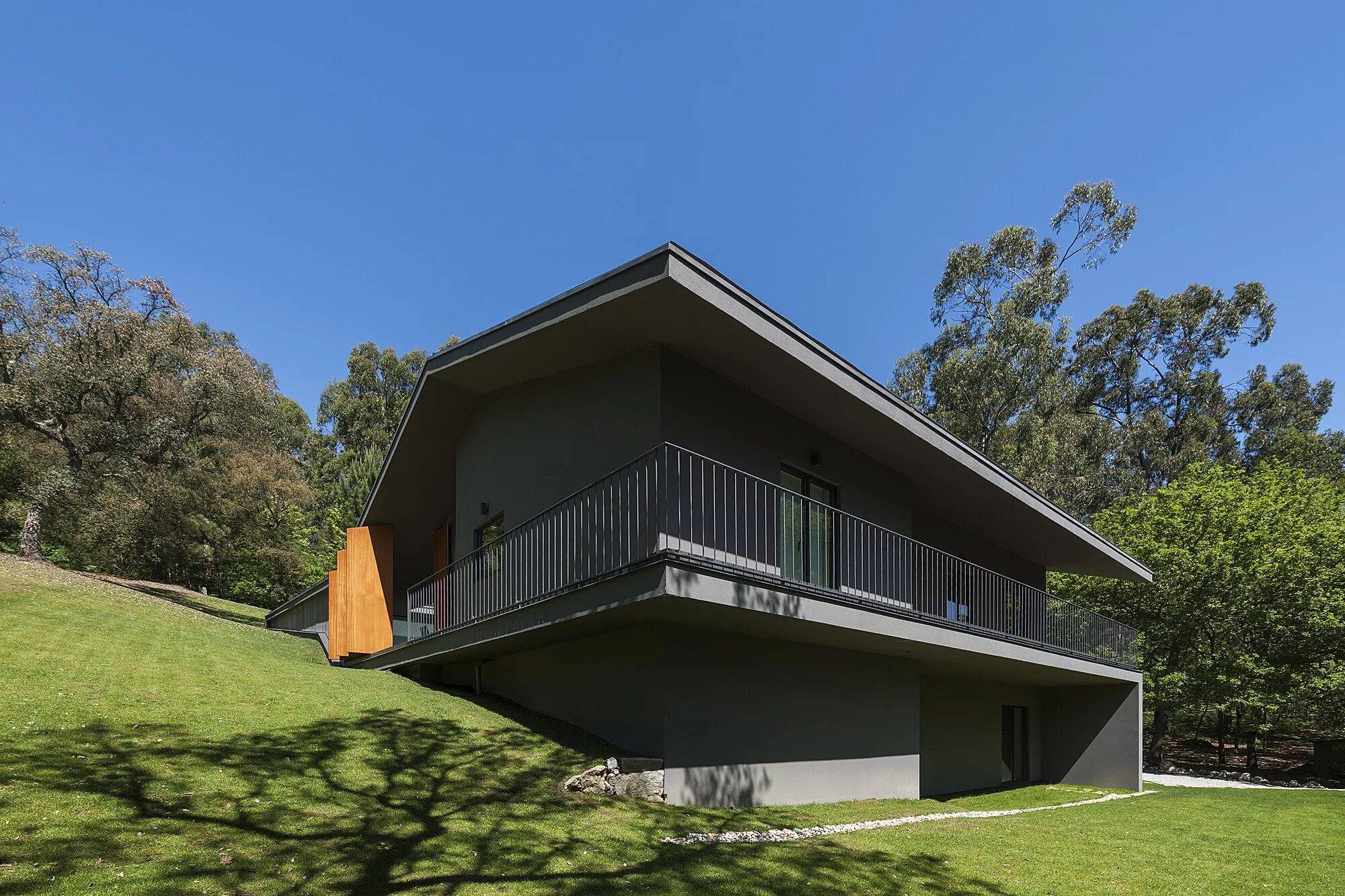 Многоуровневый дом в лесу от BattersbyHowat Architects - Дизайн интерьеров Идеи 