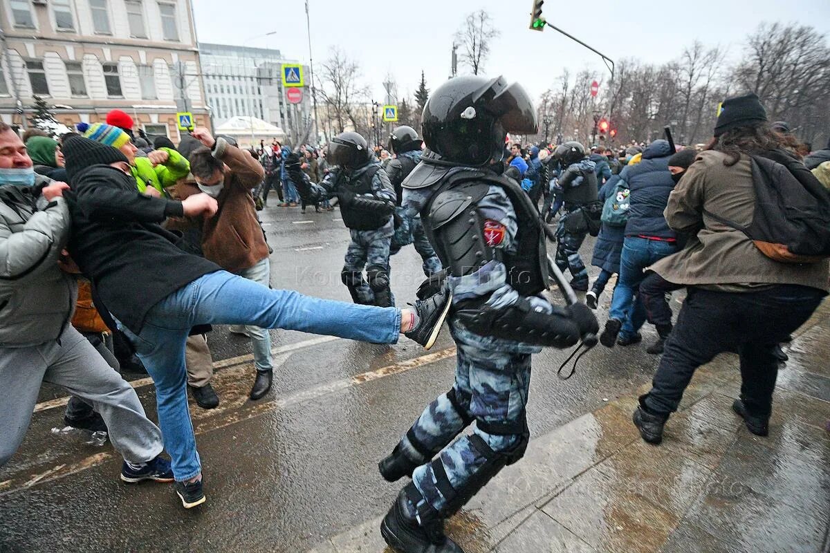 Вчерашнее нападение. Митинг. ОМОН против митингующих.