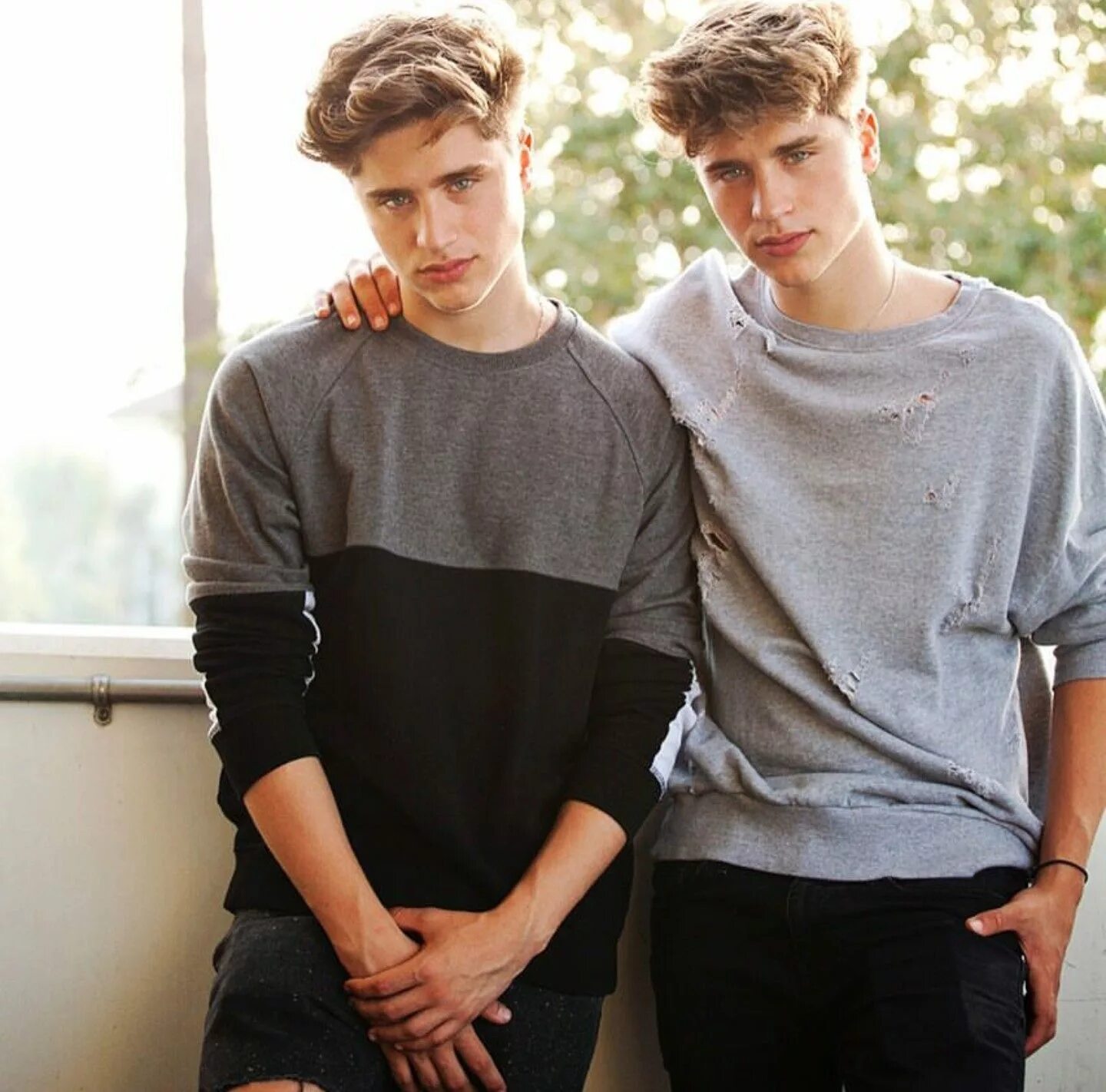 Мужчина близнецы. Martinez Twins. Martinez Twins сестра. Близнецы парни. Красивые Близнецы парни.