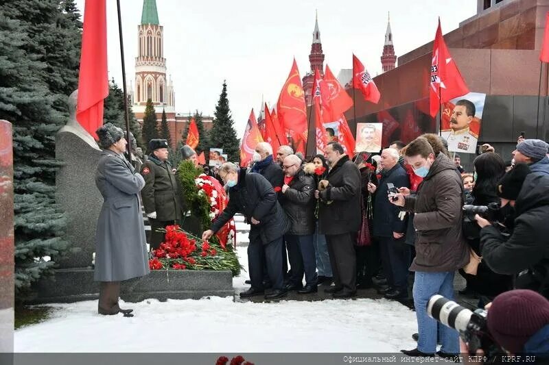 21 апреля день рождения сталина. День рождения Сталина 21 декабря. Зюганов кладет цветы к могиле Сталина. Сегодня день рождения Сталина. Могила Сталина с цветами очередь.