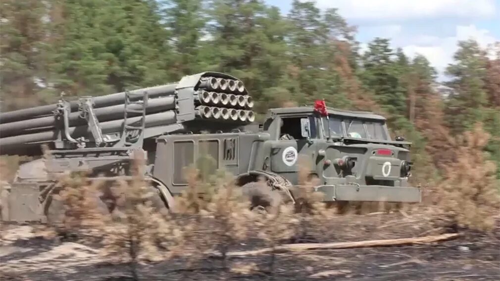 Система залпового огня ураган 1м. Ураган-1м реактивная система. ураган-1м реактивная система залпового огня. sr-5 рсзо. ураган рсзо.