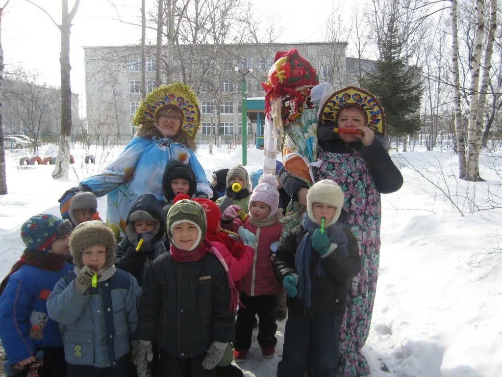 Цветок на шапку мальчику на масленицу. Шапка на Масленицу. Нарядить мальчика на Масленицу. Атрибуты на Масленицу для мальчика. Нарядить ребенка на Масленицу в сад.